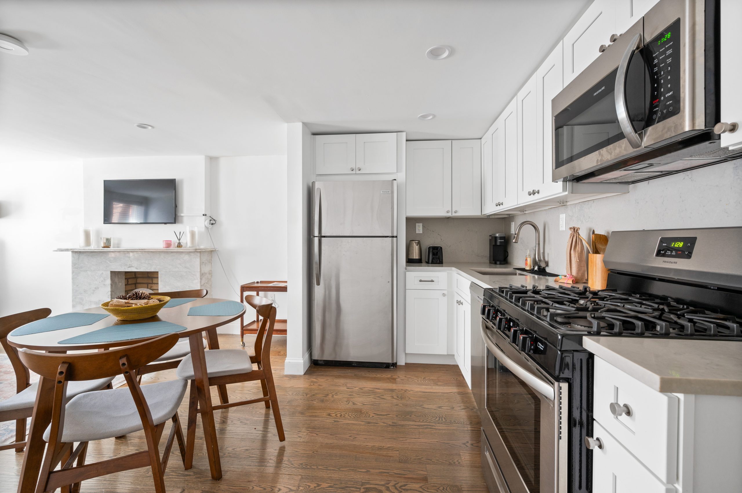 A cozy apartment with a kitchen and dining area in Carroll Gardens, Brooklyn, available for rental